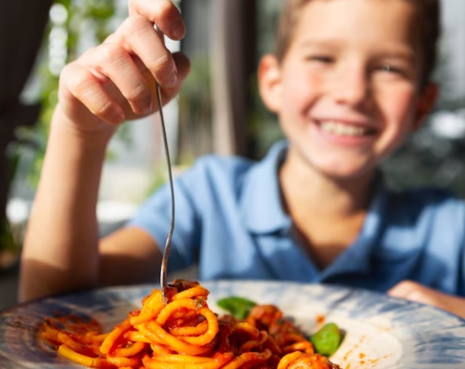 Выбираем пасту детям. Ребенок ест макароны. Картинка мальчик ест макароны. Дети-любители макарон. Итальянцы едят спагетти.