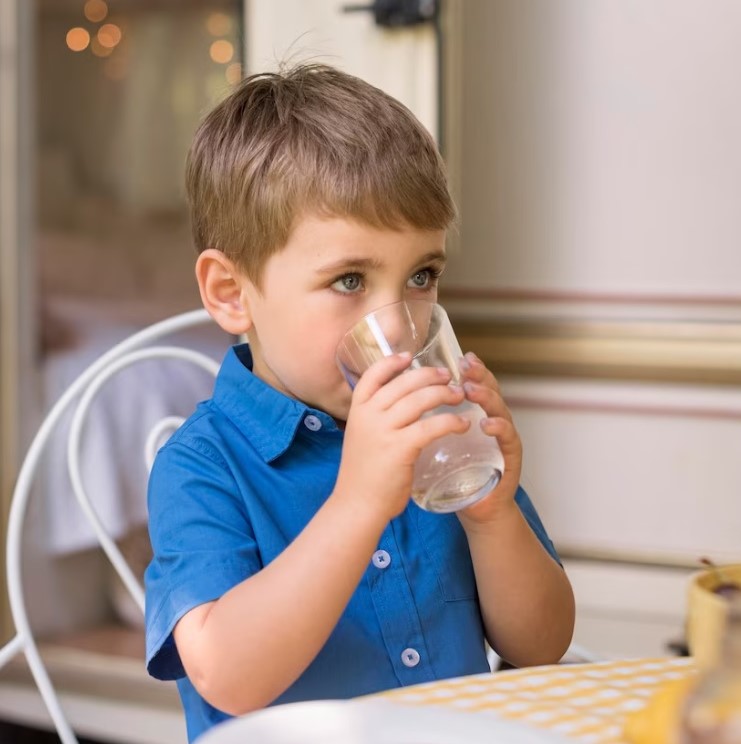 Ребенок год не пьет воду. Ребенок пьет. Ребенок со стаканом воды. Мальчик пьет воду. Дети пьют лимонад.